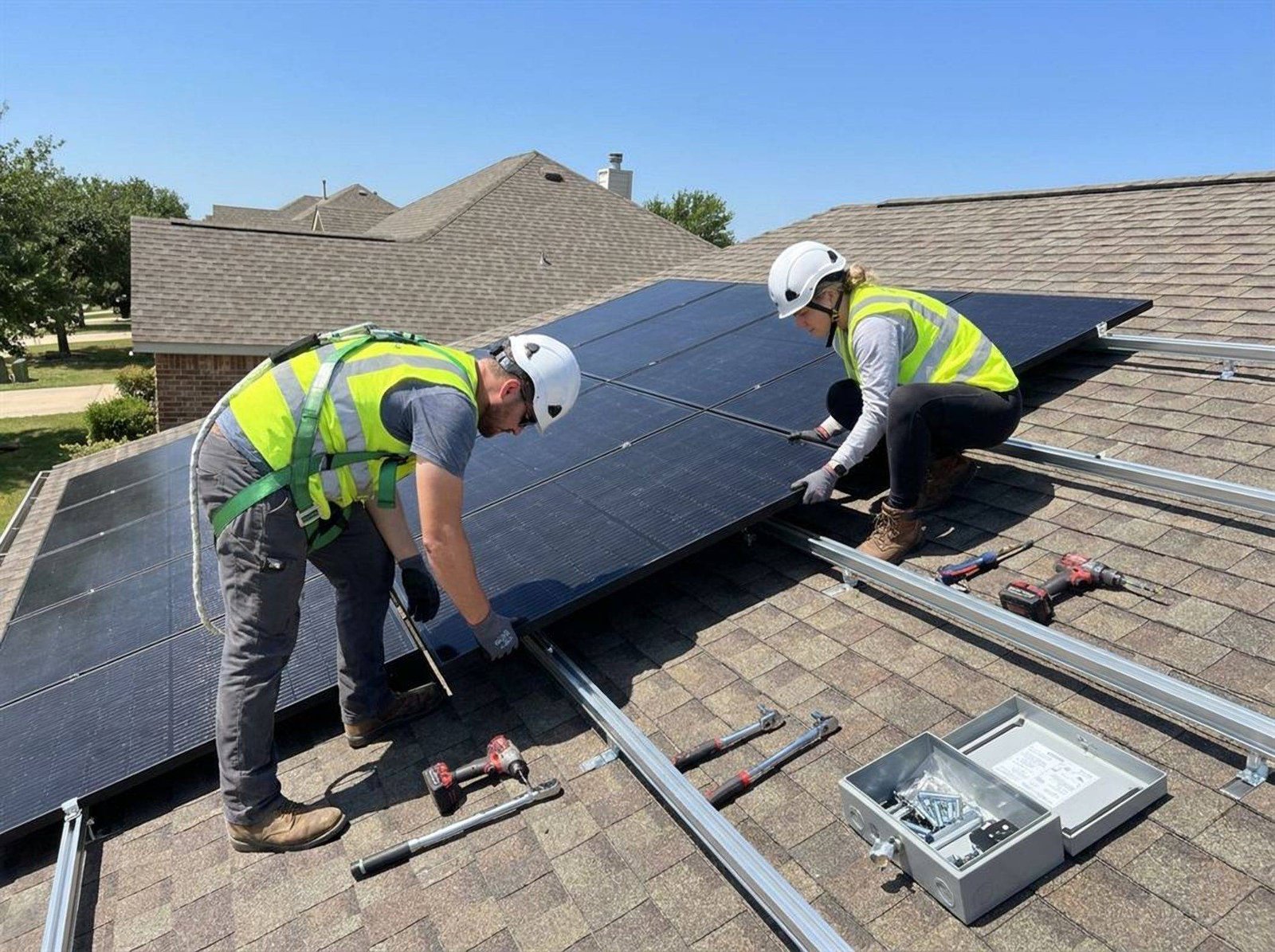 Montageteam bei der Installation einer Photovoltaikanlage auf dem Dach